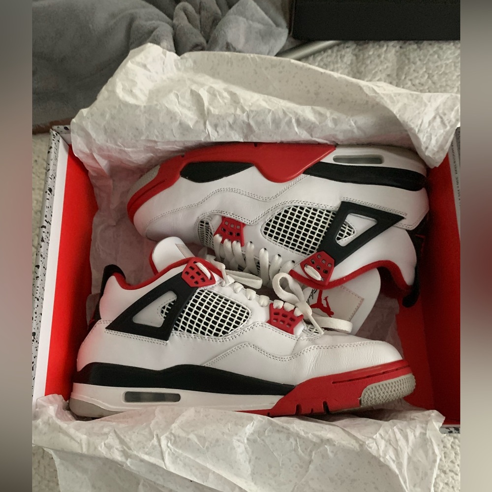 Jordan 4 "Fire Red"